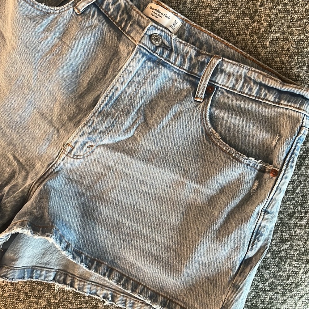 Abercrombie High Rise Mom Short - Picture 3 of 4